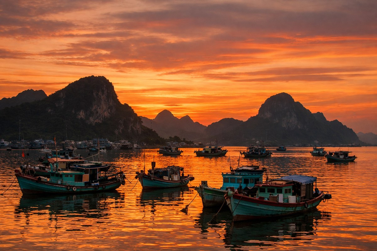 Ha Tien travel guide - fishing boats in Ha Tien harbour at dusk with limestone hills behind